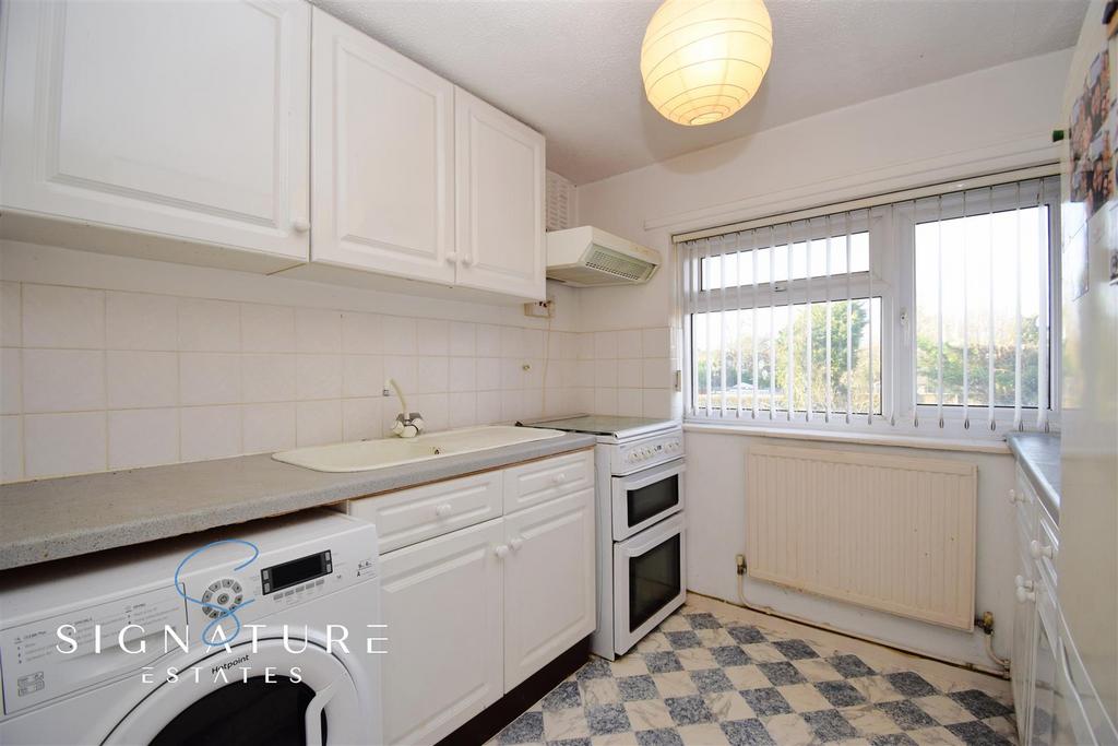 Old Dean, Bovingdon, Hemel Hempstead 1 bed £225,000