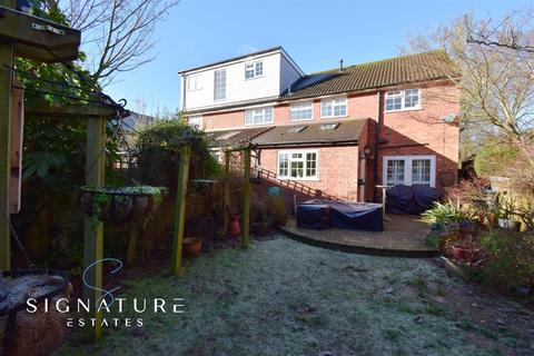 20 Dinmore, Bovingdon, Hemel Hempstead, HP3 0QW