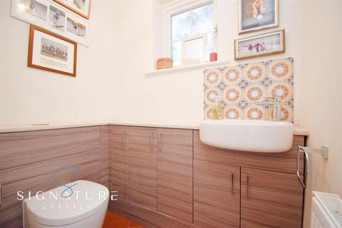 20 Dinmore, Bovingdon, Hemel Hempstead, HP3 0QW