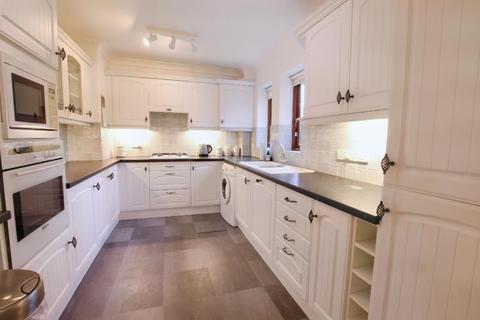 2 bedroom apartment for sale - BEECHWOOD PARK, SOUTH LEATHERHEAD, KT22