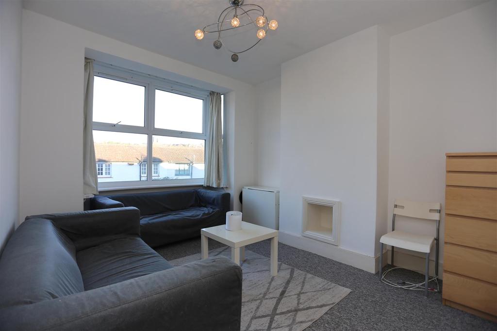 Ewhurst Road, Brighton 4 bed house £2,100 pcm (£485 pw)