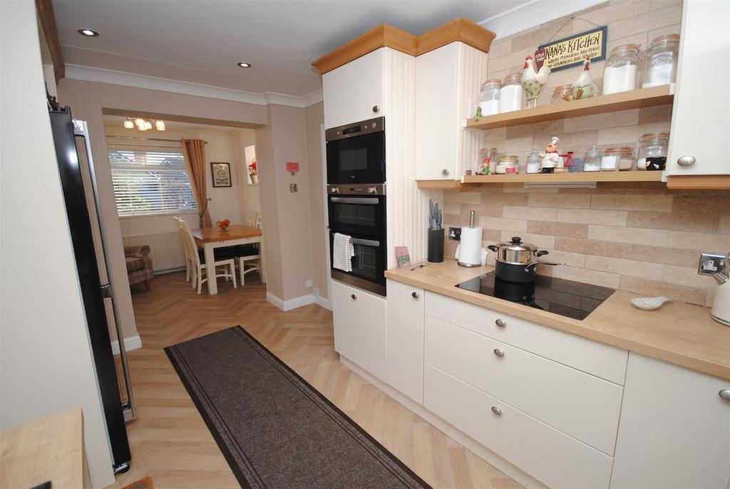 17moorgatedrivereargardenkitchen2 .JPG