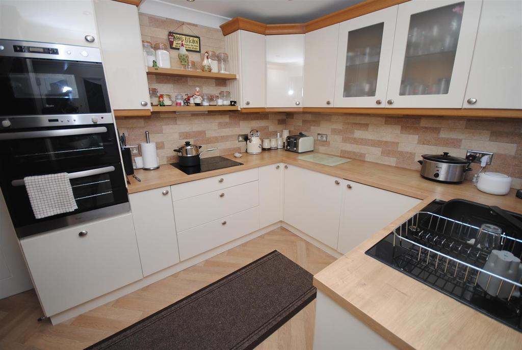 17moorgatedrivereargardenkitchen3 .JPG