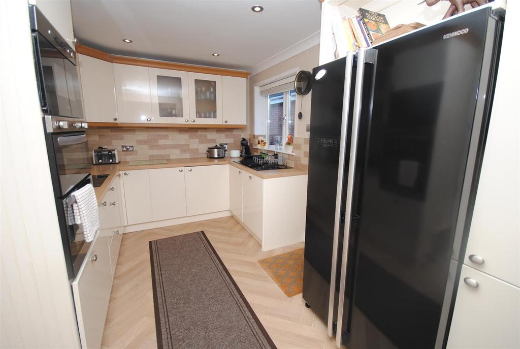 17moorgatedrivereargardenkitchen .JPG