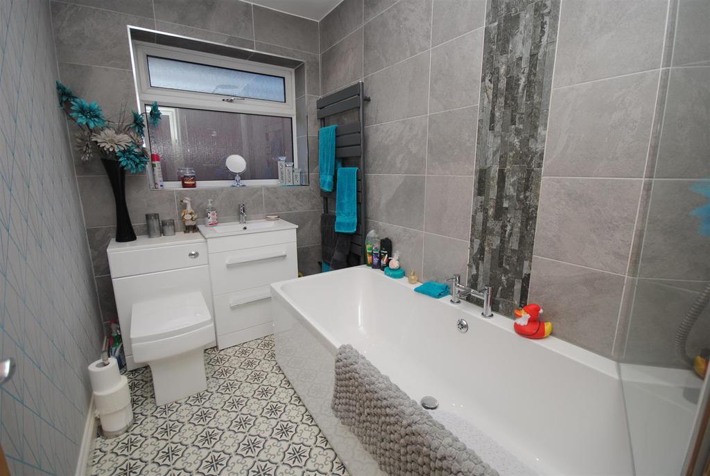 17moorgatedrivereargardenbath.JPG