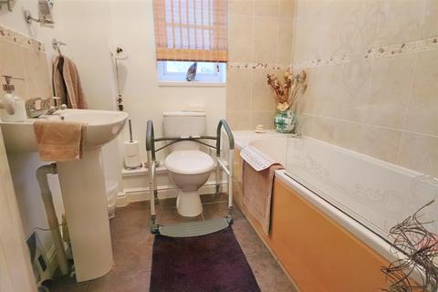 5 Bentley Drive, Lowestoft, NR32 4WA