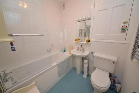 1 bedroom flat for sale, 1 Warwick House, The Norton, Tenby, Pembrokeshire. SA70