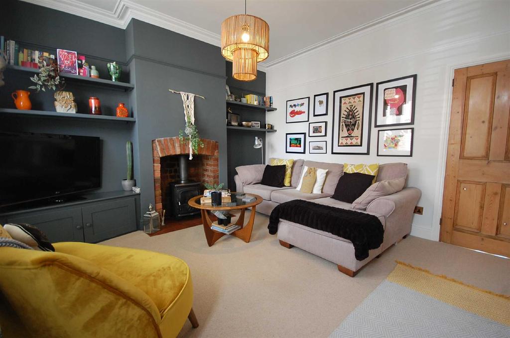 109 Limes Road, Tettenhall 2 bed terraced house £950 pcm (£219 pw)