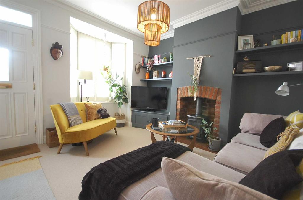 109 Limes Road, Tettenhall 2 bed terraced house £950 pcm (£219 pw)