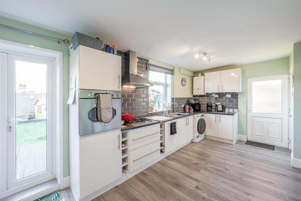 Dobbins Oak Road, Stourbridge, DY9 9HX 3 bed semidetached house £210,000