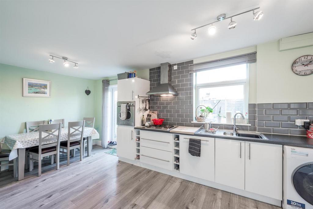Dobbins Oak Road, Stourbridge, DY9 9HX 3 bed semidetached house £210,000
