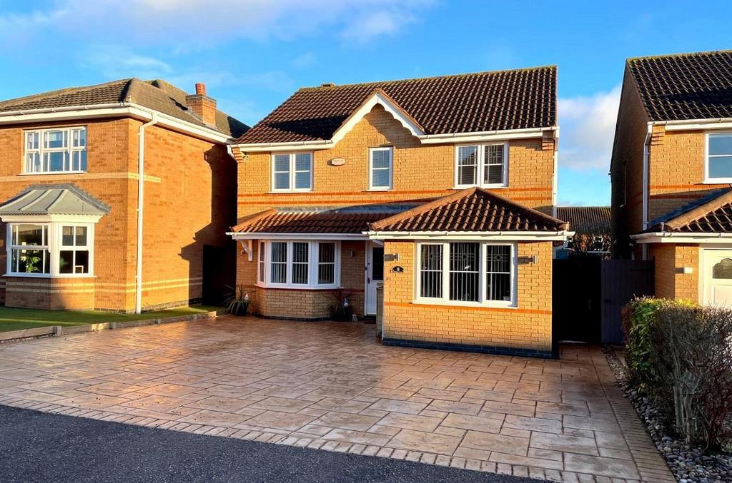Whittles Cross, Wootton Fields, Northampton NN4 3 bed detached house
