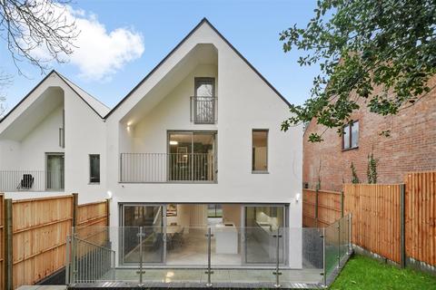 5 bedroom detached house for sale - Acorn Close, Off St Andrews Avenue, Wembley