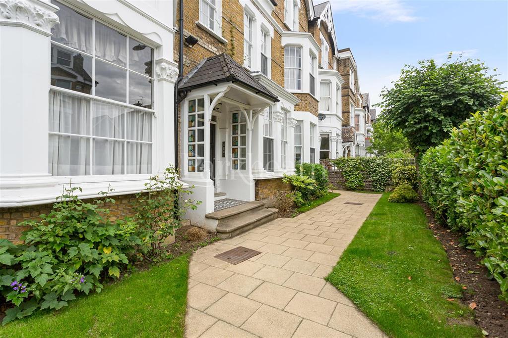 Priory Road, South Hampstead NW6 2 bed flat £850,000