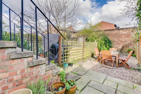 2 bedroom flat for sale - Larden Road, London, W3