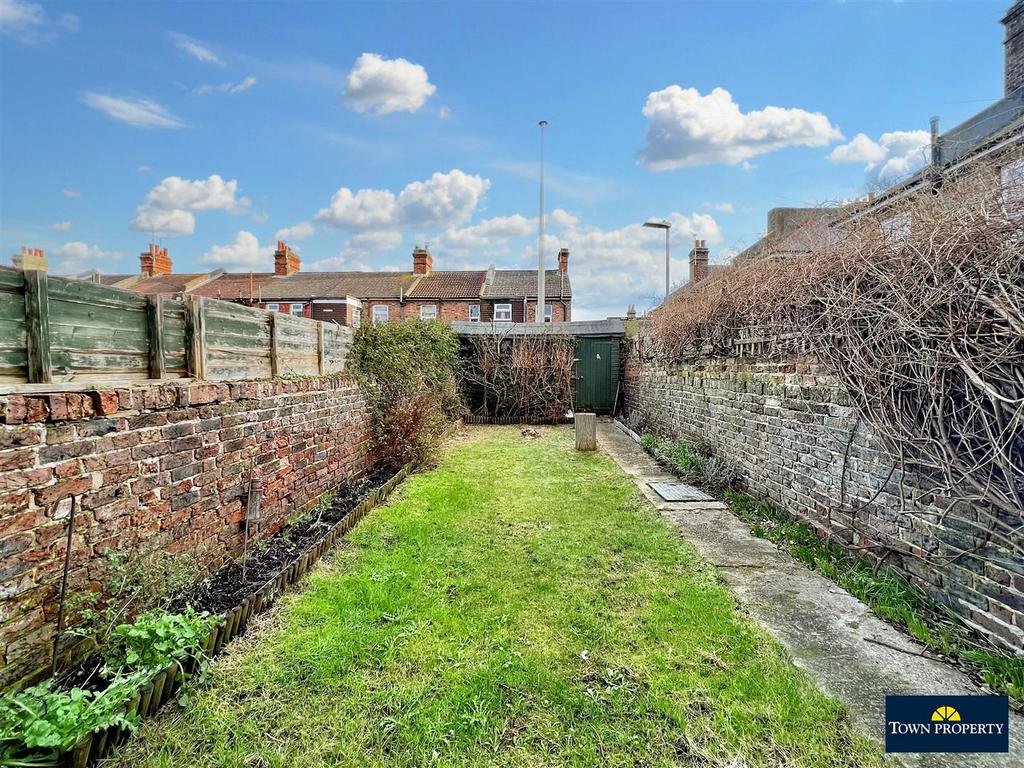 Dudley Road, Eastbourne 3 bed end of terrace house £260,000