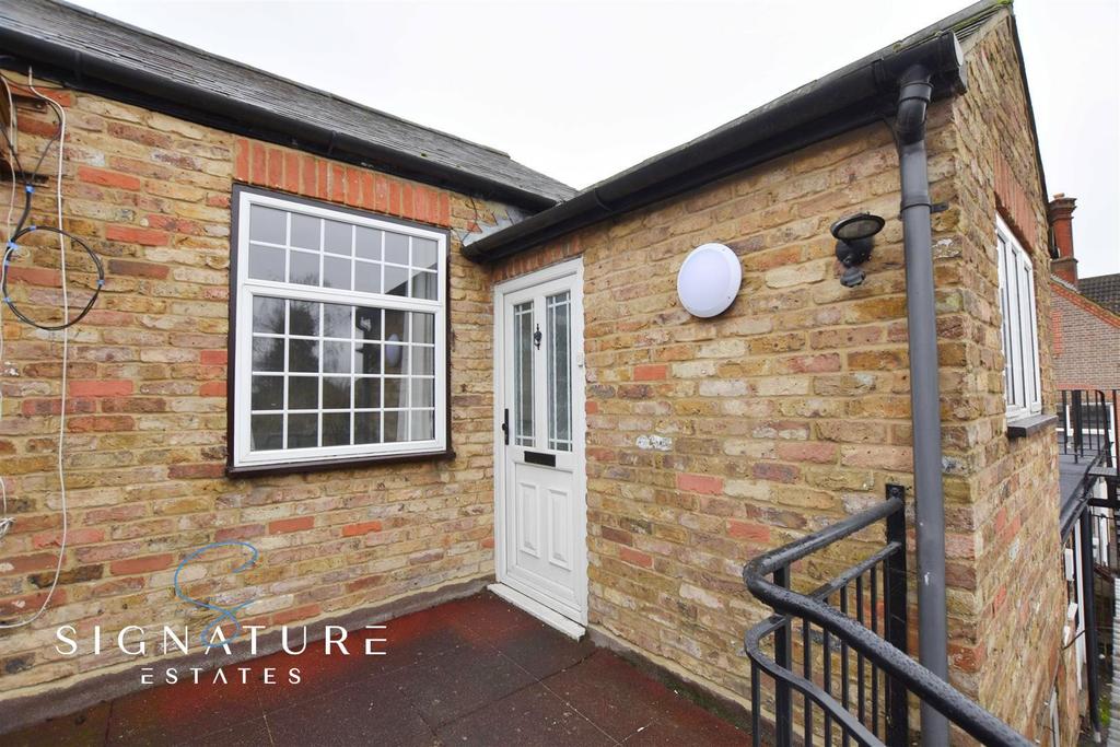 High Street, Abbots Langley 1 bed flat £900 pcm (£208 pw)
