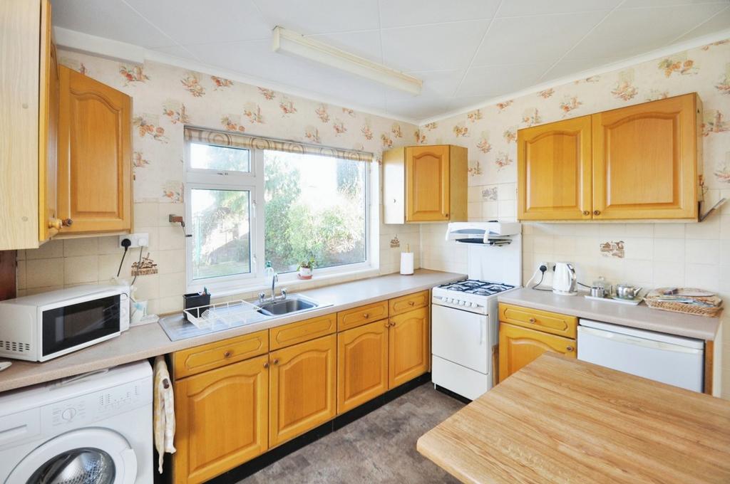 Baddow Hall Avenue, Great Baddow, Chelmsford, CM2 3 bed bungalow for