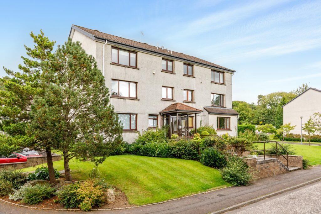 Buchanan Drive, Newton Mearns 2 bed flat £145,000