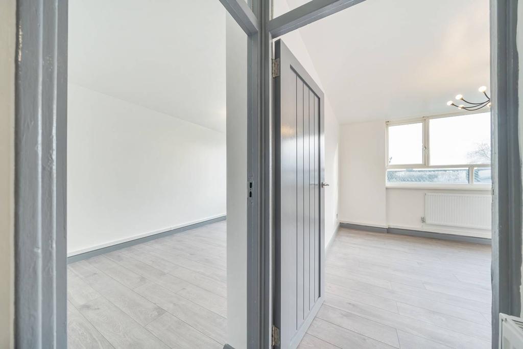 Sunray Avenue, Herne Hill, London, SE24 1 bed flat £325,000