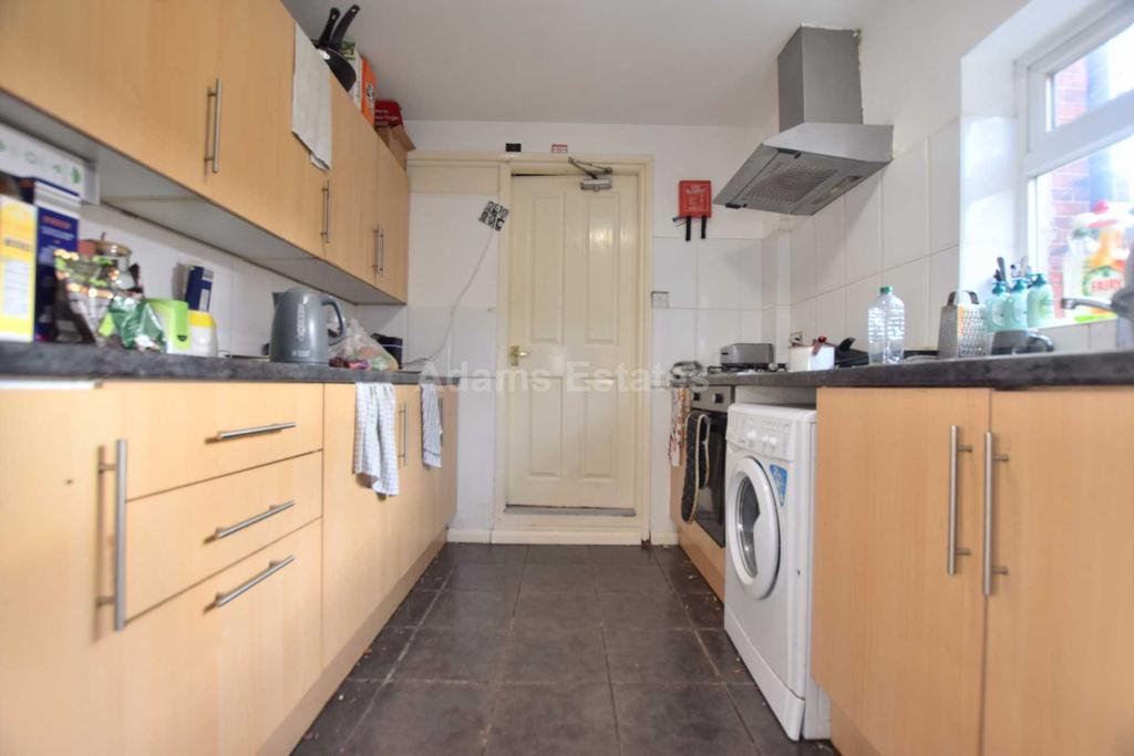Donnington Gardens, Reading 6 bed end of terrace house £2,500 pcm (£577 pw)