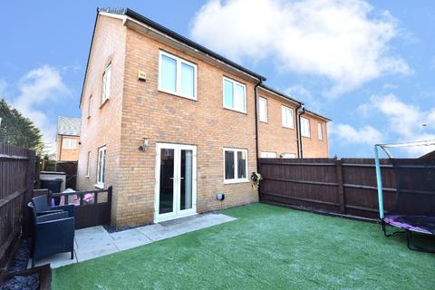 3 bedroom end of terrace house for sale - Clarence Gardens, Luton, Bedfordshire, LU1 5FL