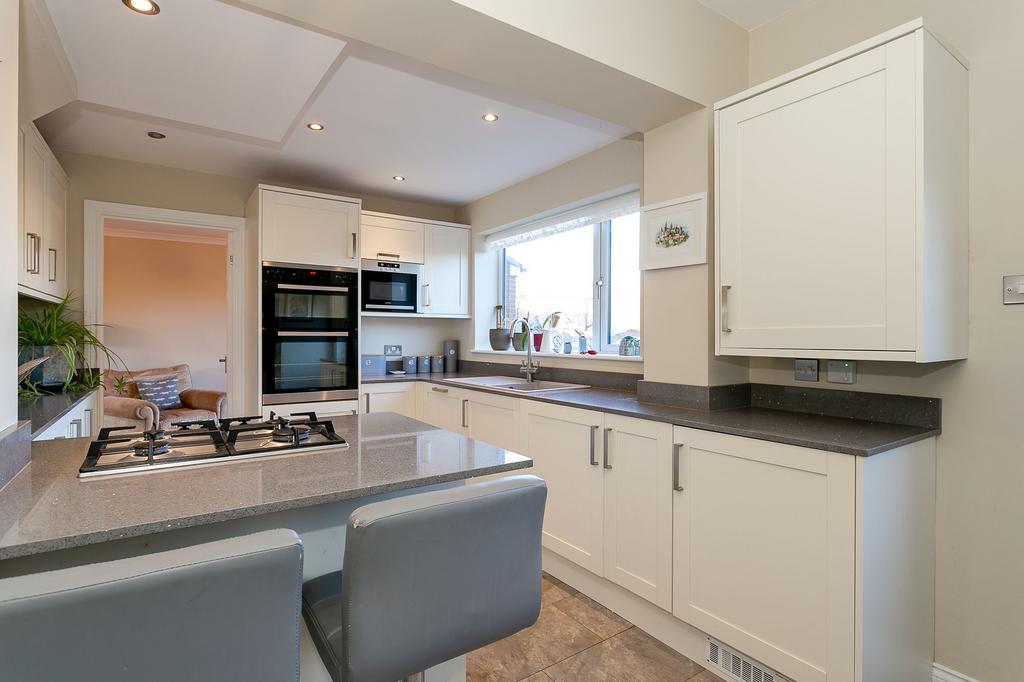 Olive Way, Harrogate, HG1 3 bed semidetached house £300,000