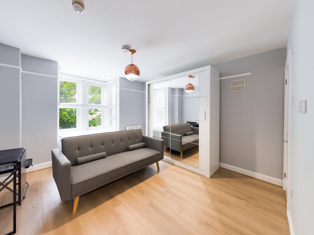 All Bills Included, Amersham Hill... Studio £950 pcm (£219 pw)