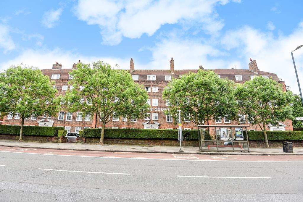 Lebanon Court, Twickenham, TW1 3 bed apartment £2,600 pcm (£600 pw)