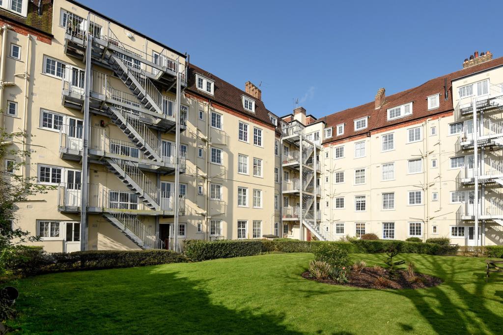 Lebanon Court, Twickenham, TW1 3 bed apartment £2,600 pcm (£600 pw)