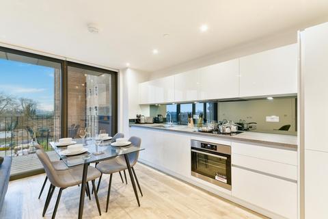 2 bedroom apartment to rent, London Square, Staines, TW18