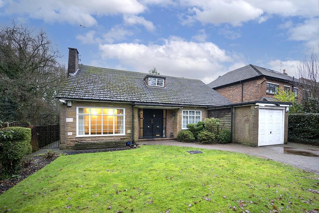 Arkley Lane, EN5 5 bed detached house £3,900 pcm (£900 pw)