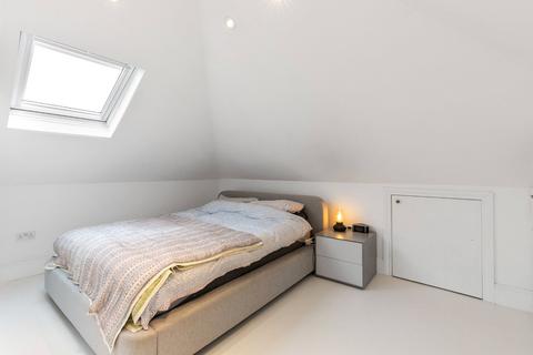 3 bedroom duplex to rent, Montrell Road, London, SW2