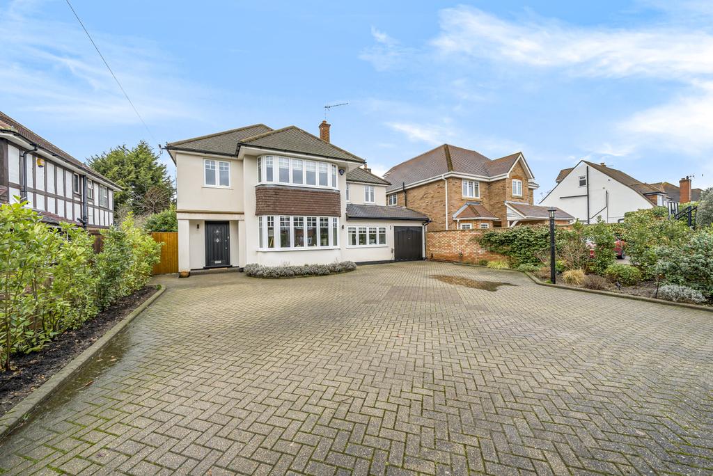 Rydens Avenue, WaltonOnThames, KT12 4 bed house £4,500 pcm (£1,038 pw)