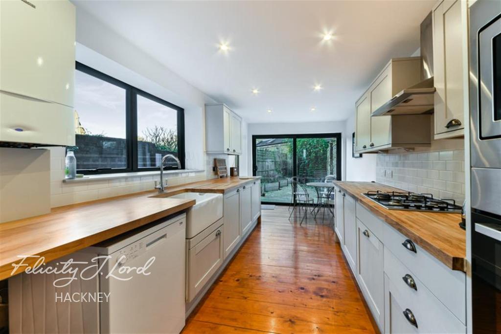 Allerton Road N16 4 bed terraced house £4,000 pcm (£923 pw)