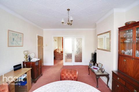 3 bedroom end of terrace house for sale - Chase Way, London