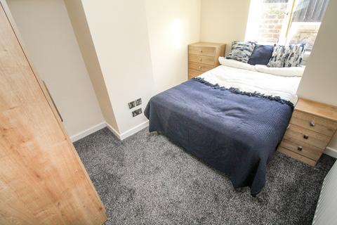 4 bedroom terraced house to rent, BILLS INCLUDED - Beechwood Terrace, Burley, Leeds, LS4