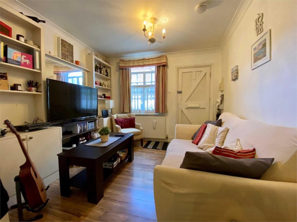 Badgemore Lane, HenleyonThames 2 bed terraced house £1,050 pcm (£