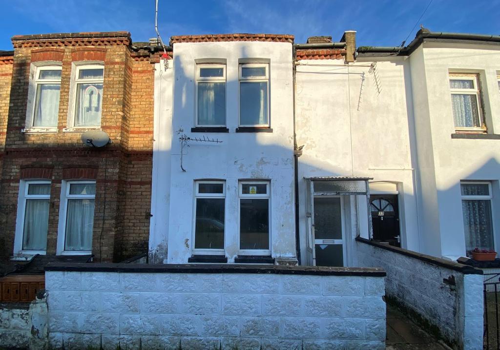 34 Carnarvon Road, Bournemouth... 3 bed terraced house £100,000
