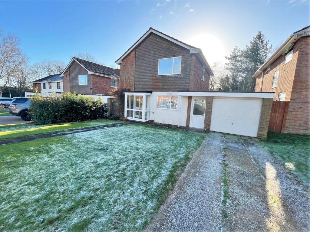 Abbotts Barton 3 bed detached house £1,850 pcm (£427 pw)