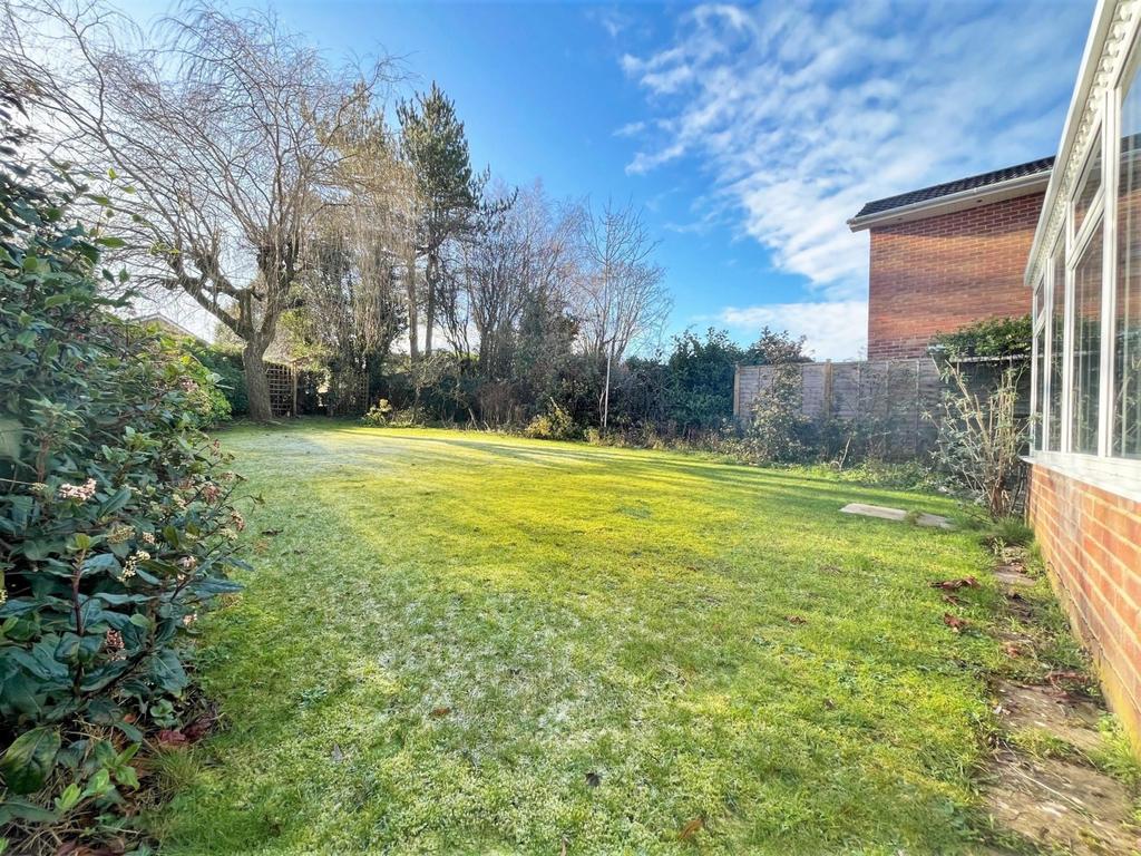 Abbotts Barton 3 bed detached house £1,850 pcm (£427 pw)