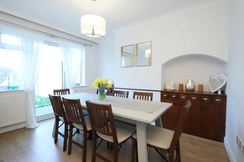 3 bedroom semi-detached house to rent, Barrington Road, Sutton