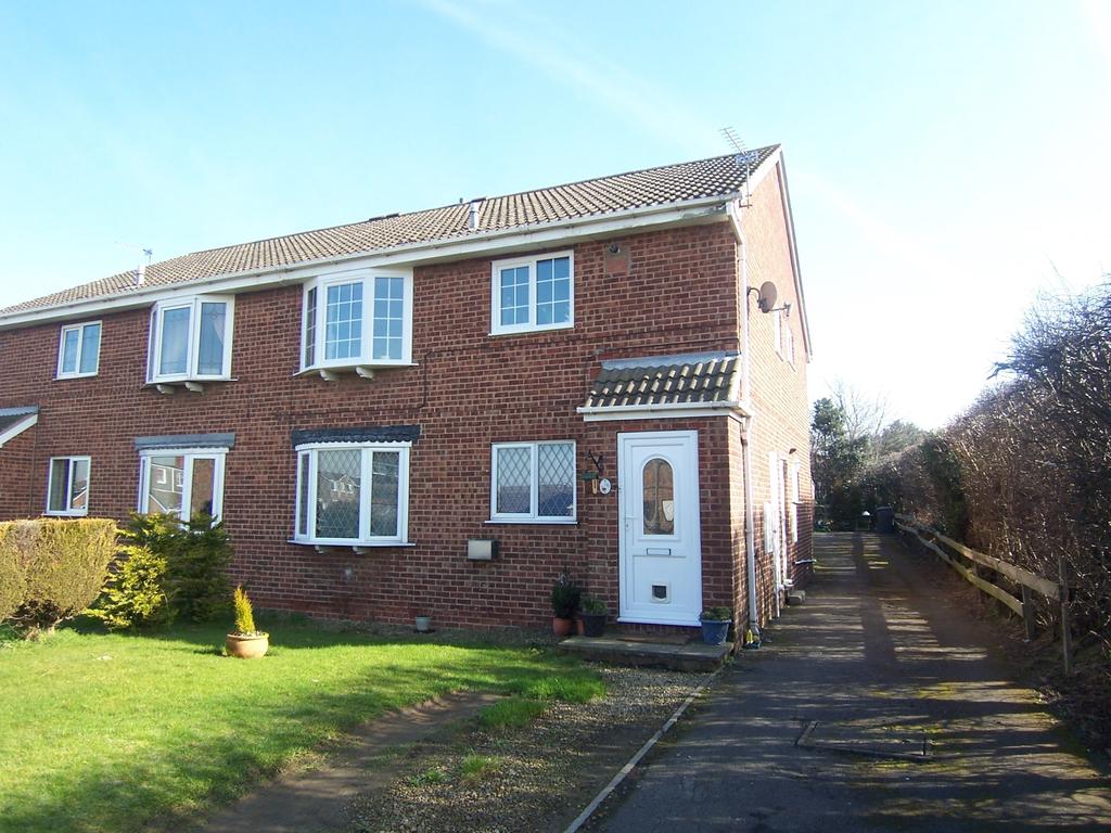 Cranford Gardens, Royston, Barnsley... 2 bed flat £550 pcm (£127 pw)