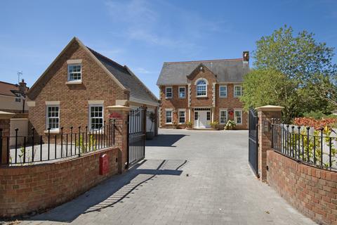 115 Castledon Road, Wickford, SS12 0EG