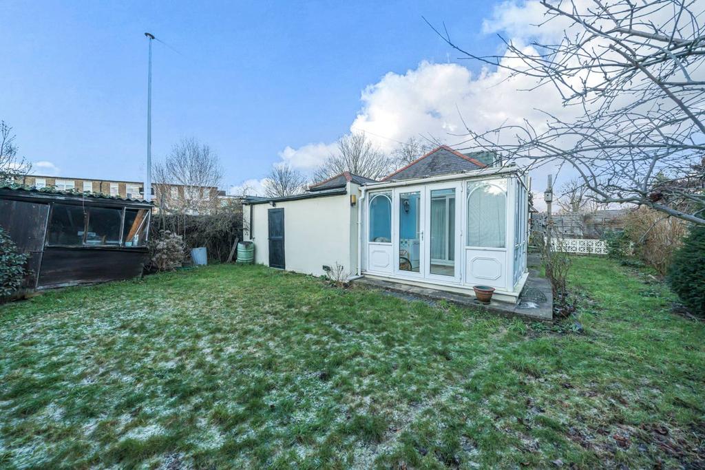 wyatts-lane-walthamstow-london-e17-2-bed-bungalow-650-000