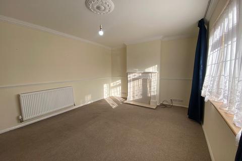 3 bedroom end of terrace house to rent, Thatches Grove, Romford RM6 5LJ