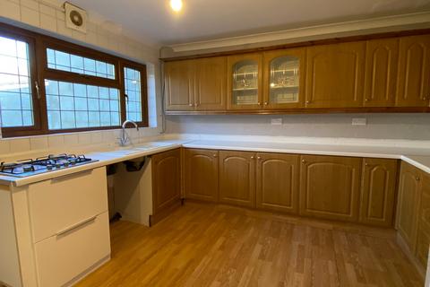 3 bedroom end of terrace house to rent, Thatches Grove, Romford RM6 5LJ