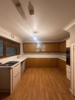 3 bedroom end of terrace house to rent, Thatches Grove, Romford RM6 5LJ