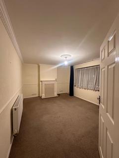 3 bedroom end of terrace house to rent, Thatches Grove, Romford RM6 5LJ