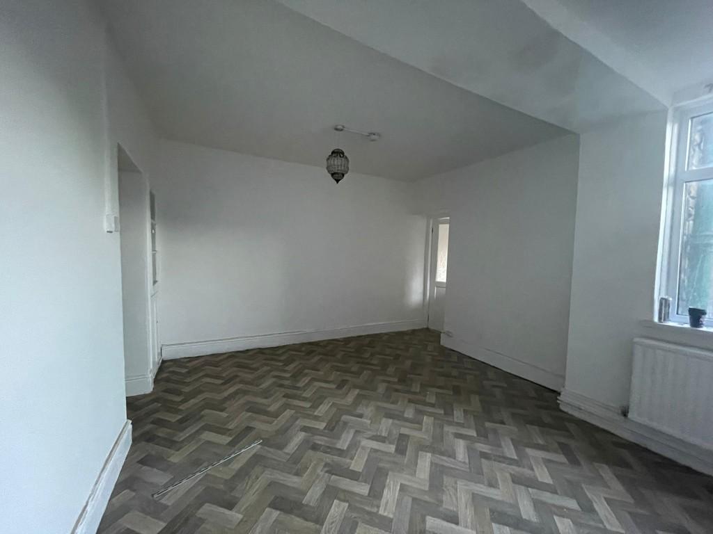 Beckett Street (E23), Mountain Ash 3 bed terraced house £625 pcm (£